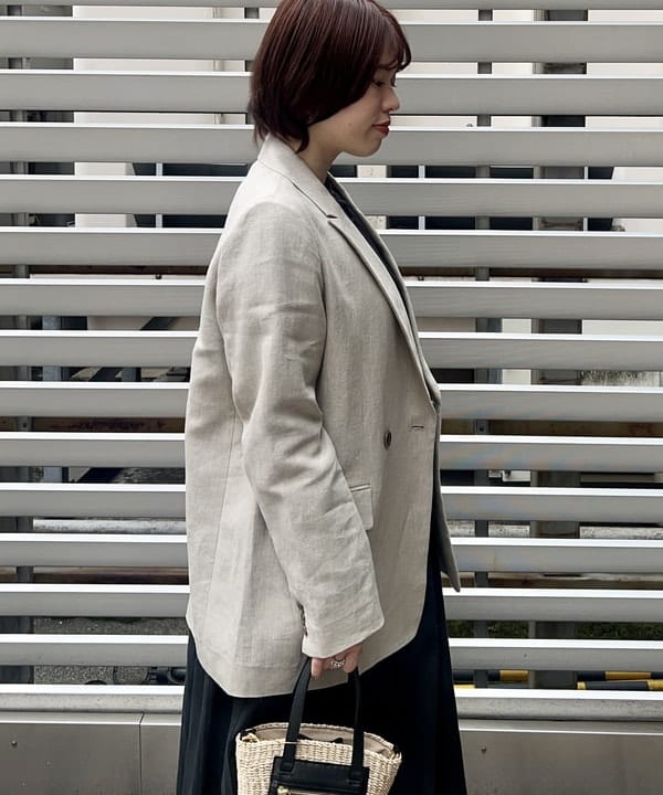 岡 妃呂美さんの「BEAMS WOMEN｜Demi-Luxe BEAMS /  ダブル ブレスト リネン ジャケット」を使ったコーディネート