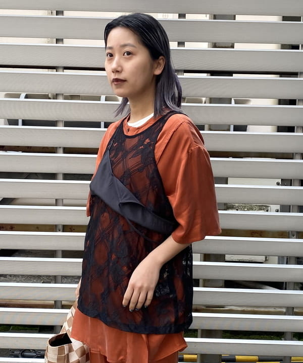 オカモト ミサキさんの「BEAMS WOMEN｜maturely / Lace Satin Layered Tank Top」を使ったコーディネート
