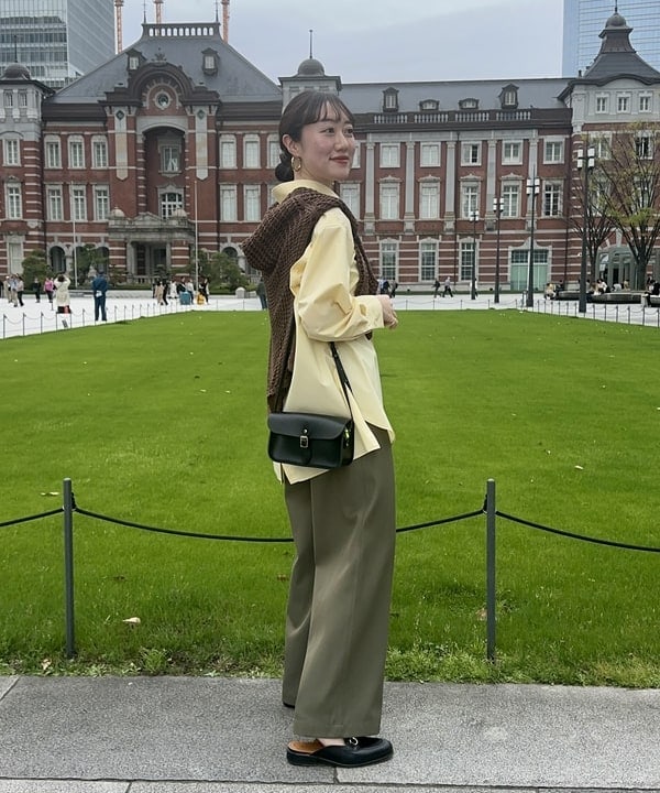 大浦 栞さんの「BEAMS WOMEN｜Demi-Luxe BEAMS / セミワイド ストレート パンツ」を使ったコーディネート