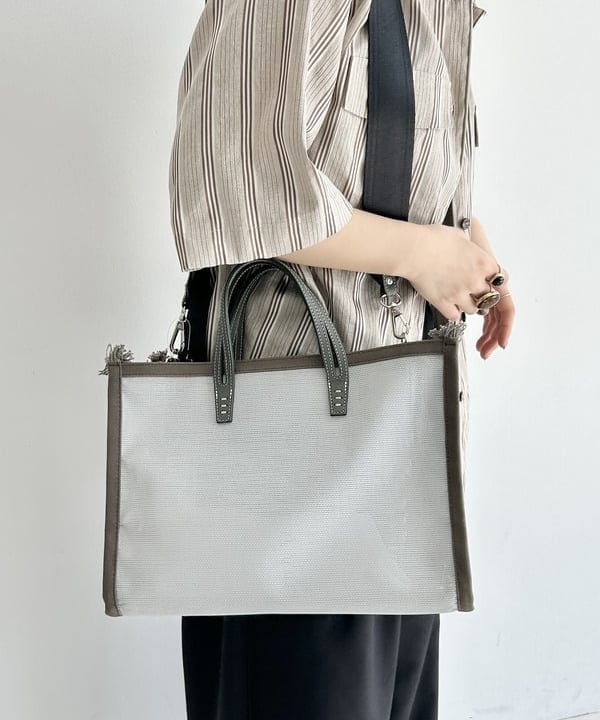 佐藤 美樹さんの「BEAMS WOMEN｜Demi-Luxe BEAMS / リネン混 ストライプ シャツ」を使ったコーディネート