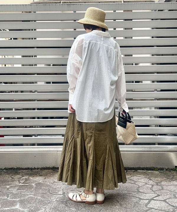 岡 妃呂美さんの「BEAMS WOMEN｜MARIHA / 別注 夏の月影 ソリッドワンピース」を使ったコーディネート