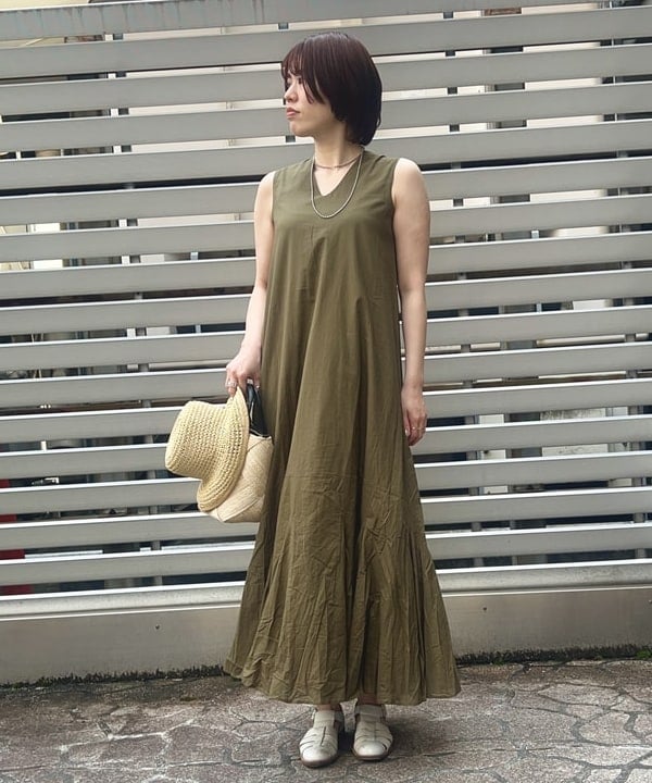 岡 妃呂美さんの「BEAMS WOMEN｜MARIHA / 別注 夏の月影 ソリッドワンピース」を使ったコーディネート
