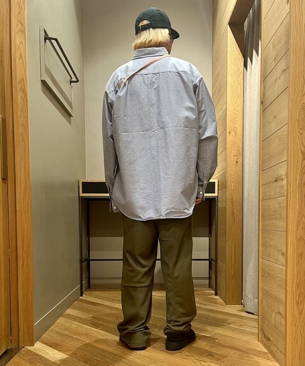 新里 京介さんの「BEAMS WOMEN｜BEAMS PLUS / レジメンタル ストラップ サッカー 6パネル キャップ」を使ったコーディネート