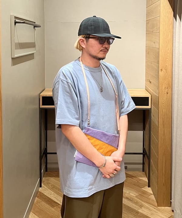 新里 京介さんの「BEAMS WOMEN｜BEAMS PLUS / レジメンタル ストラップ サッカー 6パネル キャップ」を使ったコーディネート