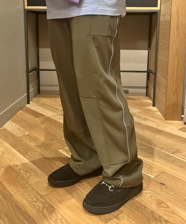 新里 京介さんの「BEAMS WOMEN｜BEAMS PLUS / レジメンタル ストラップ サッカー 6パネル キャップ」を使ったコーディネート