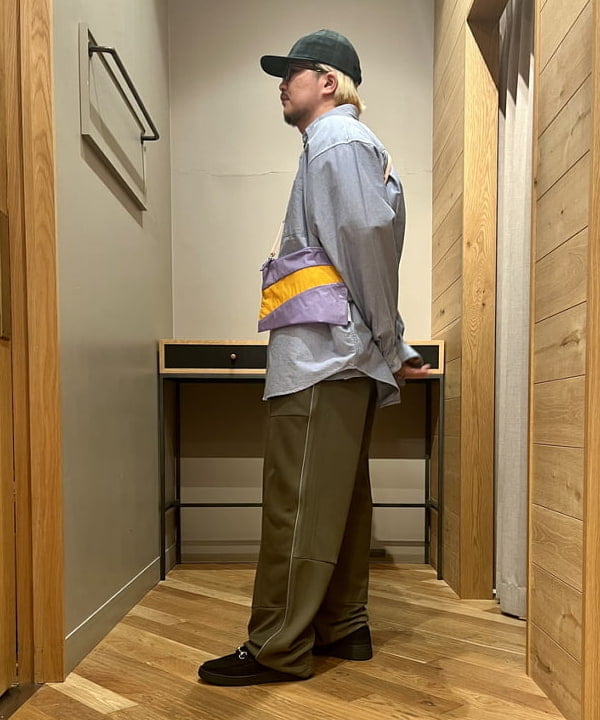 新里 京介さんの「BEAMS WOMEN｜BEAMS PLUS / レジメンタル ストラップ サッカー 6パネル キャップ」を使ったコーディネート