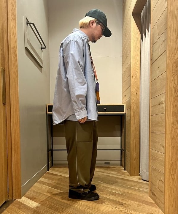 新里 京介さんの「BEAMS WOMEN｜BEAMS PLUS / レジメンタル ストラップ サッカー 6パネル キャップ」を使ったコーディネート