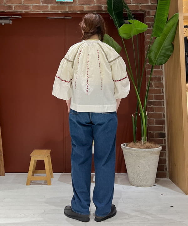 エノモト アミさんの「BEAMS WOMEN｜trepied × BEAMS BOY / 別注 刺繍 スモック」を使ったコーディネート