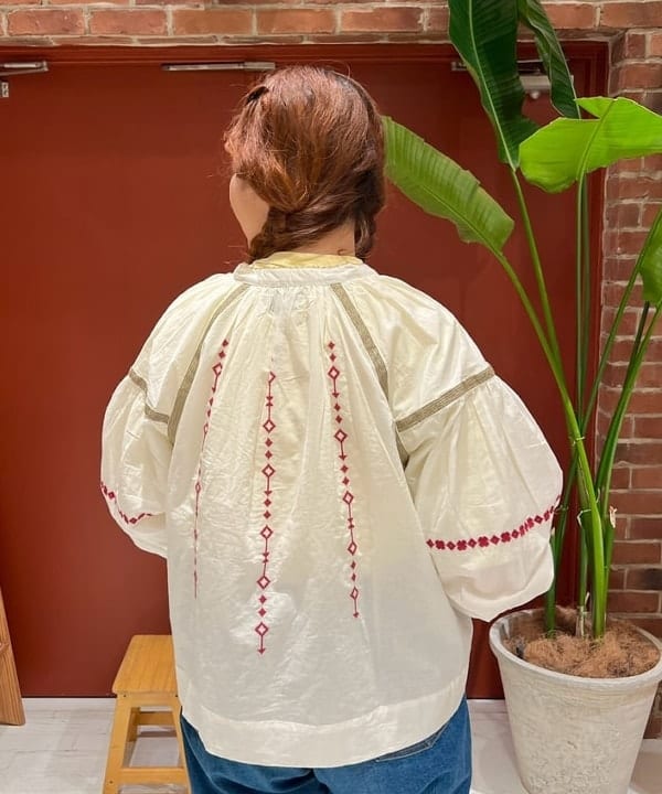 エノモト アミさんの「BEAMS WOMEN｜trepied × BEAMS BOY / 別注 刺繍 スモック」を使ったコーディネート