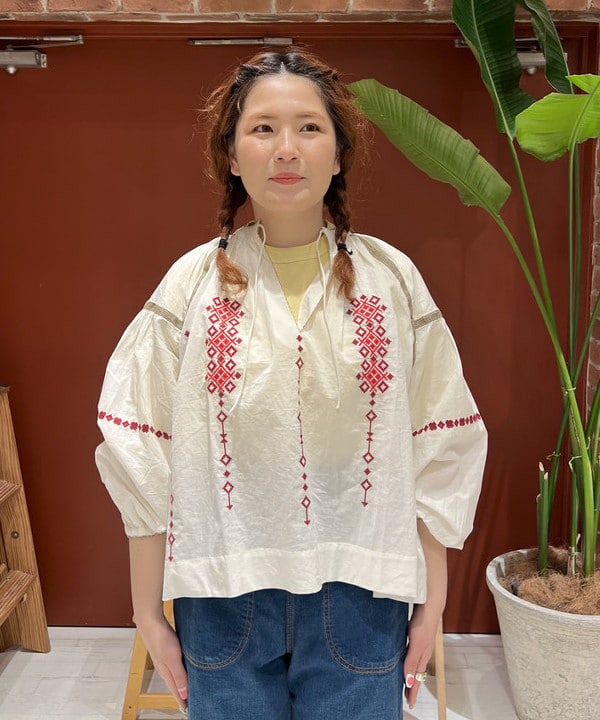 エノモト アミさんの「BEAMS WOMEN｜trepied × BEAMS BOY / 別注 刺繍 スモック」を使ったコーディネート