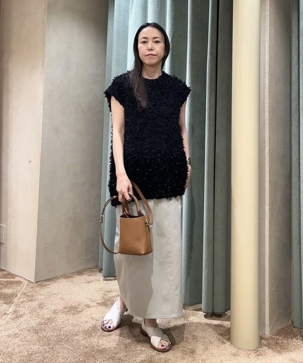 関 桂子さんの「BEAMS WOMEN｜Demi-Luxe BEAMS / ウエーブ ワイド バングル」を使ったコーディネート