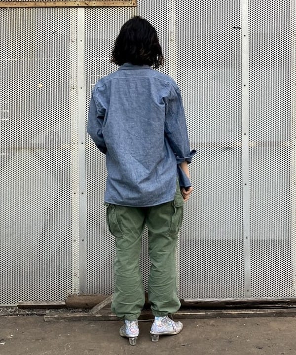 小原 もこさんの「BEAMS WOMEN｜【別注】BUZZ RICKSON'S / シャンブレー ロングスリーブ シャツ」を使ったコーディネート