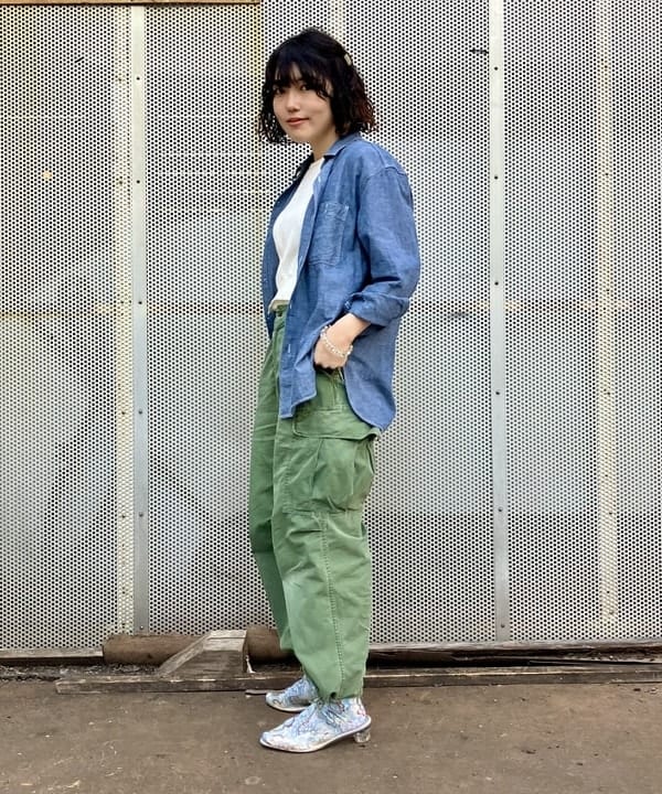 小原 もこさんの「BEAMS WOMEN｜【別注】BUZZ RICKSON'S / シャンブレー ロングスリーブ シャツ」を使ったコーディネート