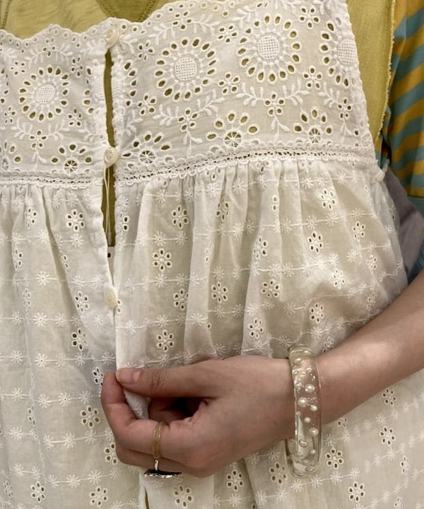 小原 もこさんの「BEAMS WOMEN｜Vガゼット ノースリーブ ワンピース」を使ったコーディネート