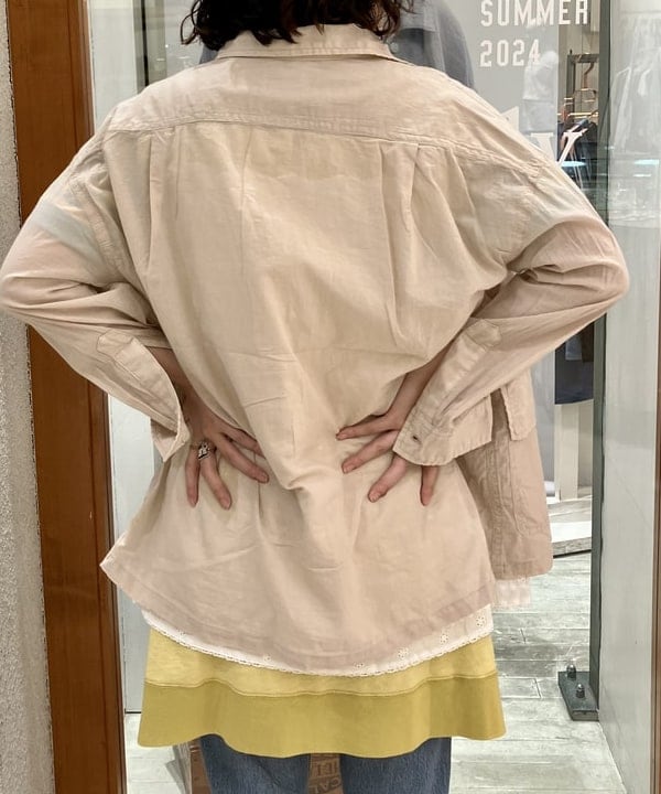 小原 もこさんの「BEAMS WOMEN｜Vガゼット ノースリーブ ワンピース」を使ったコーディネート