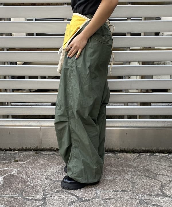 オカモト ミサキさんの「BEAMS WOMEN｜ラインロゴ ショートスリーブ Tシャツ」を使ったコーディネート