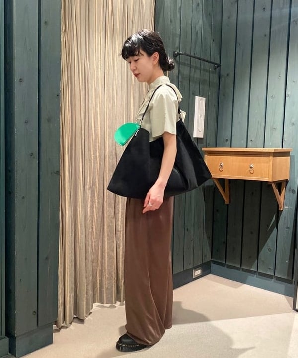 マツド ユメカさんの「BEAMS WOMEN｜RBS / バック オープン ハーネス シャツ」を使ったコーディネート