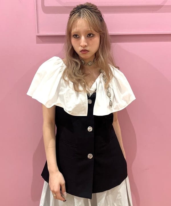 コスゲさんの「BEAMS WOMEN｜RBS / メタル ボタン キャミ ベスト」を使ったコーディネート