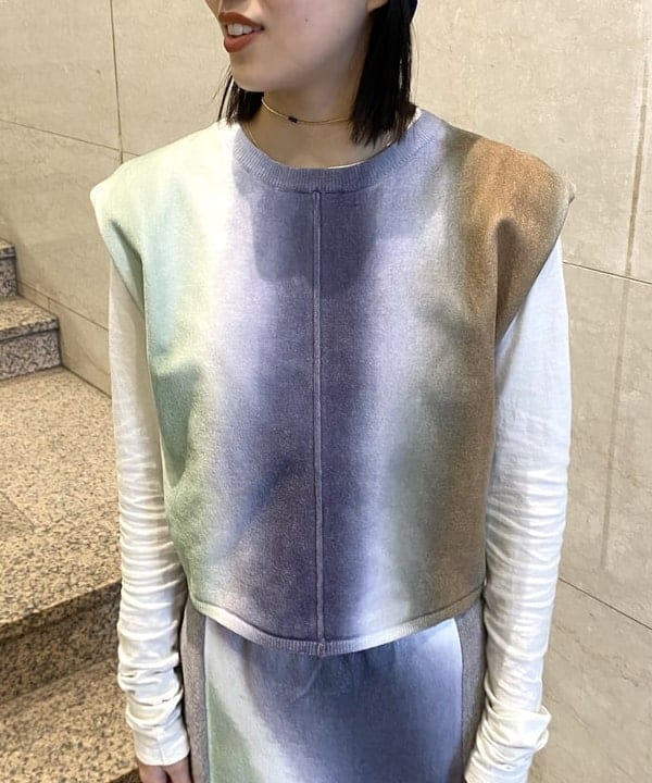 吉田 花さんの「BEAMS WOMEN｜RBS / グラデーション プリント スカート」を使ったコーディネート