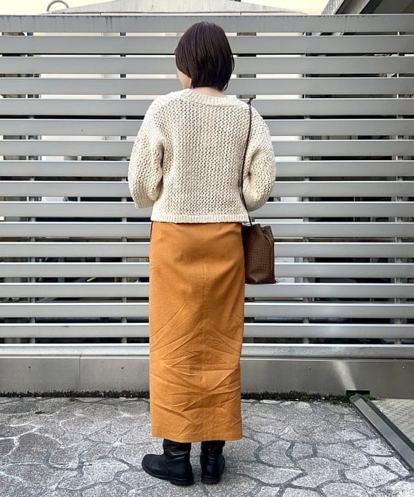 岡 妃呂美さんの「BEAMS WOMEN｜Demi-Luxe BEAMS / スラブ アイレット Vネック カーディガン」を使ったコーディネート