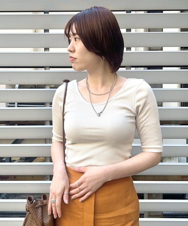 岡 妃呂美さんの「BEAMS WOMEN｜Demi-Luxe BEAMS / スラブ アイレット Vネック カーディガン」を使ったコーディネート