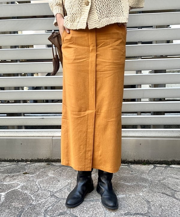 岡 妃呂美さんの「BEAMS WOMEN｜Demi-Luxe BEAMS / スラブ アイレット Vネック カーディガン」を使ったコーディネート
