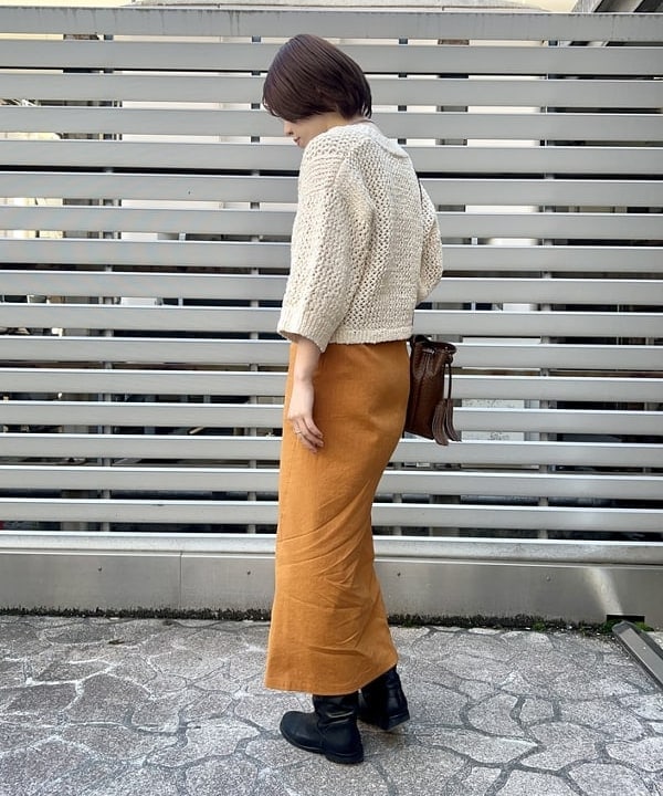 岡 妃呂美さんの「BEAMS WOMEN｜Demi-Luxe BEAMS / スラブ アイレット Vネック カーディガン」を使ったコーディネート