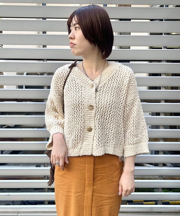 岡 妃呂美さんの「BEAMS WOMEN｜Demi-Luxe BEAMS / スラブ アイレット Vネック カーディガン」を使ったコーディネート