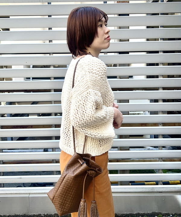 岡 妃呂美さんの「BEAMS WOMEN｜Demi-Luxe BEAMS / スラブ アイレット Vネック カーディガン」を使ったコーディネート