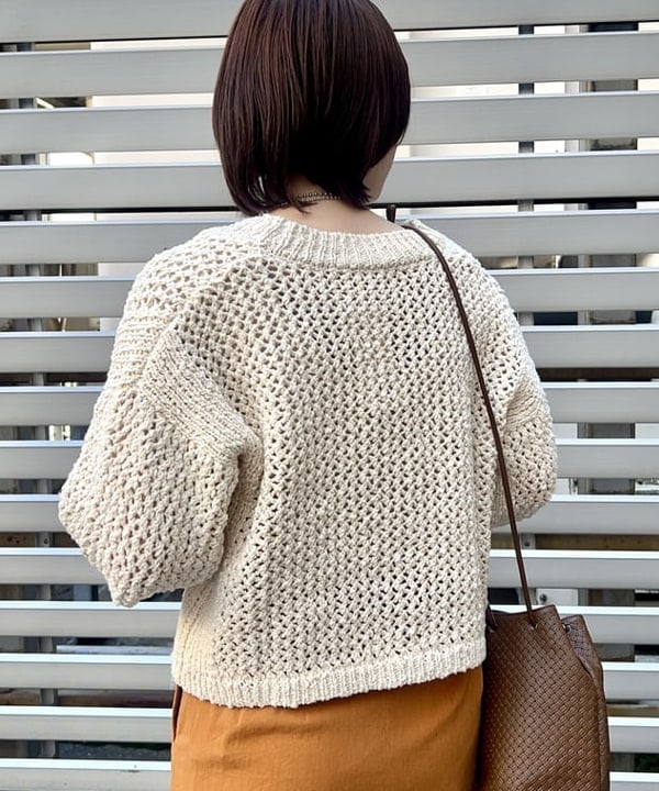 岡 妃呂美さんの「BEAMS WOMEN｜Demi-Luxe BEAMS / スラブ アイレット Vネック カーディガン」を使ったコーディネート