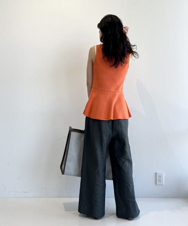 中丸　栞さんの「BEAMS WOMEN｜Demi-Luxe BEAMS / ノースリーブ ペプラム ニットプルオーバー」を使ったコーディネート