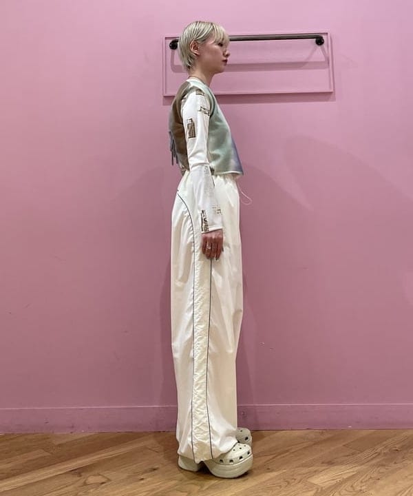 中江梨々香さんの「BEAMS WOMEN｜Ray BEAMS / パイピング トラック パンツ」を使ったコーディネート
