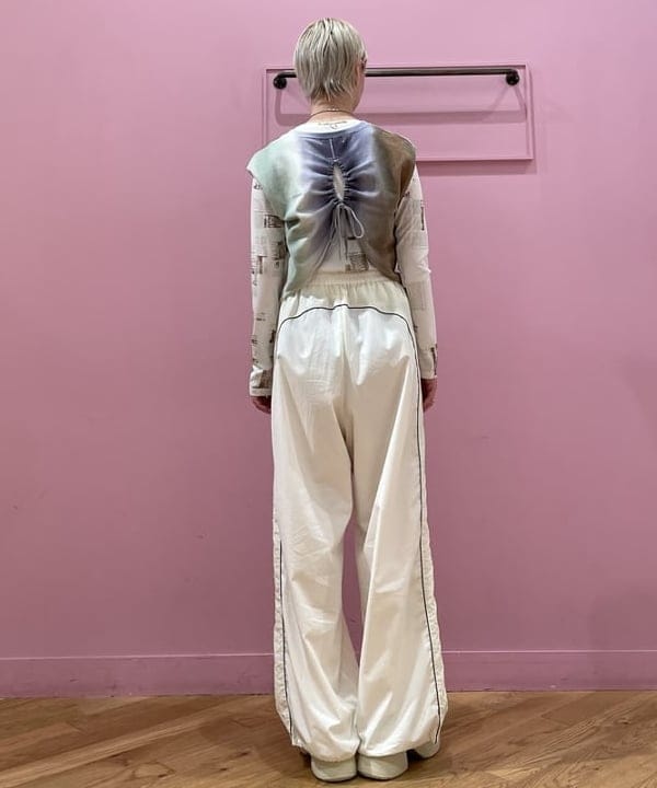 中江梨々香さんの「BEAMS WOMEN｜Ray BEAMS / パイピング トラック パンツ」を使ったコーディネート