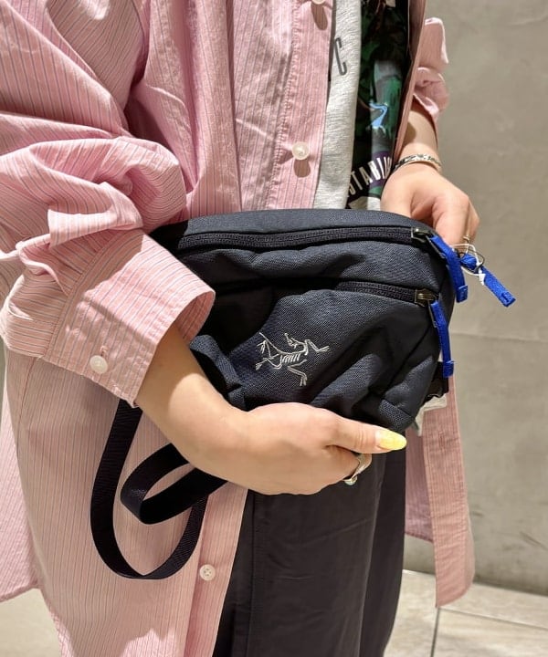吉野 多恵さんの「BEAMS WOMEN｜BEAMS BOY / ドビー ストライプ ビッグ ボタンダウン シャツ」を使ったコーディネート