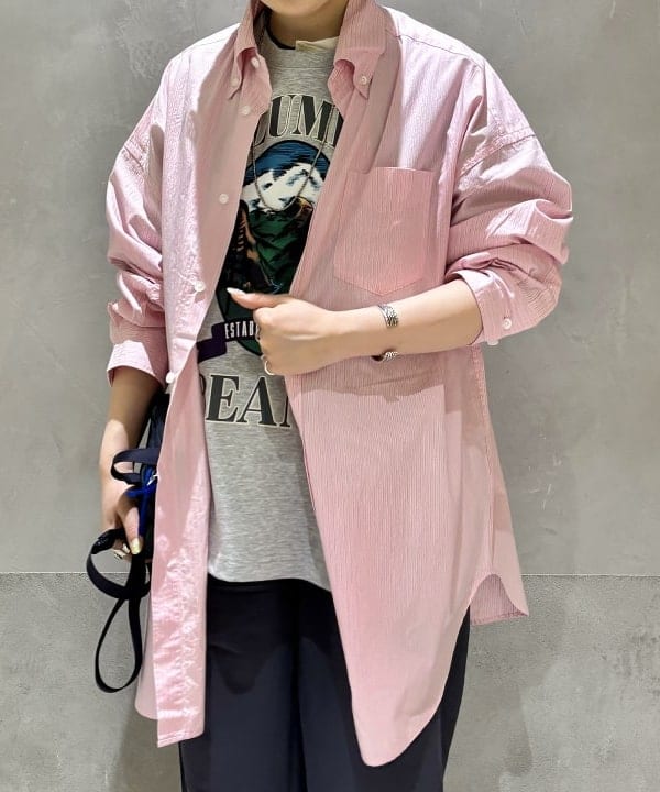 吉野 多恵さんの「BEAMS WOMEN｜BEAMS BOY / ドビー ストライプ ビッグ ボタンダウン シャツ」を使ったコーディネート