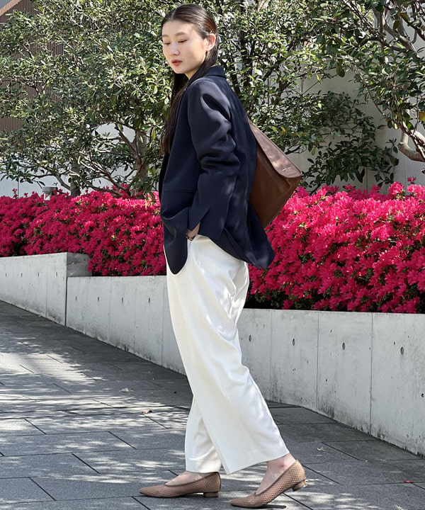 隈元 楓さんの「BEAMS WOMEN｜AK+1 / 刺繍 レギュラーカラーシャツ」を使ったコーディネート