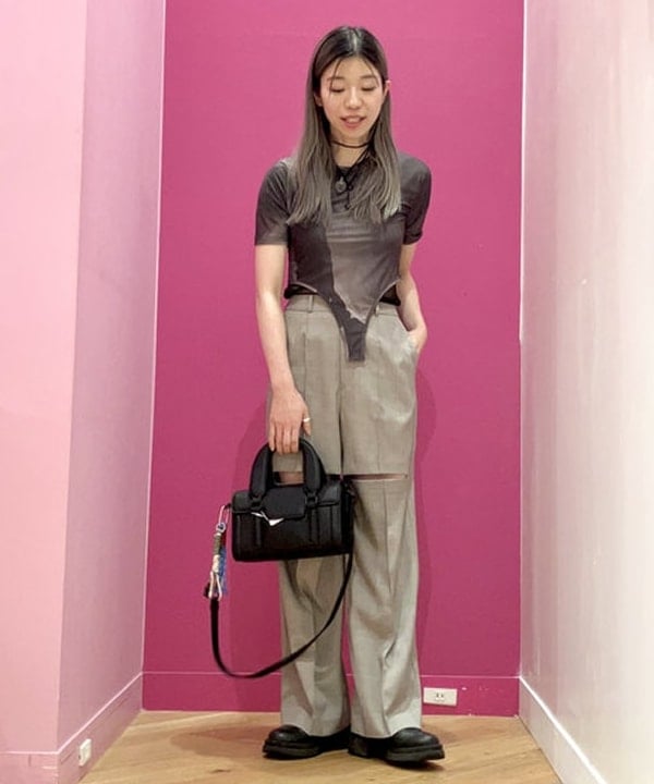 椎葉 未琴さんの「BEAMS WOMEN｜Ray BEAMS / フロント カットアウト パンツ」を使ったコーディネート