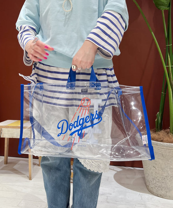 エノモト アミさんの「BEAMS WOMEN｜INFIELDER DESIGN × BEAMS BOY / 別注 MLB ビッグ クリアバッグ」を使ったコーディネート