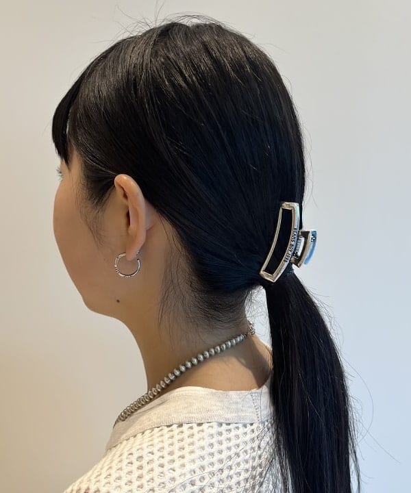 ミナミマリコさんの「BEAMS WOMEN｜BEAMS BOY / アンティーク ヘアクリップ」を使ったコーディネート