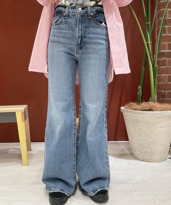 中江梨々香さんの「BEAMS WOMEN｜BEAMS BOY / ドビー ストライプ ビッグ ボタンダウン シャツ」を使ったコーディネート