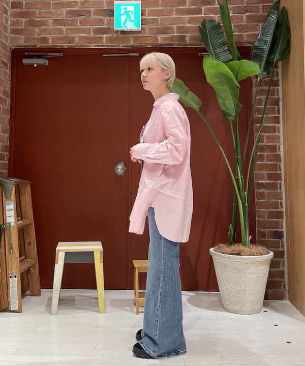 中江梨々香さんの「BEAMS WOMEN｜BEAMS BOY / ドビー ストライプ ビッグ ボタンダウン シャツ」を使ったコーディネート