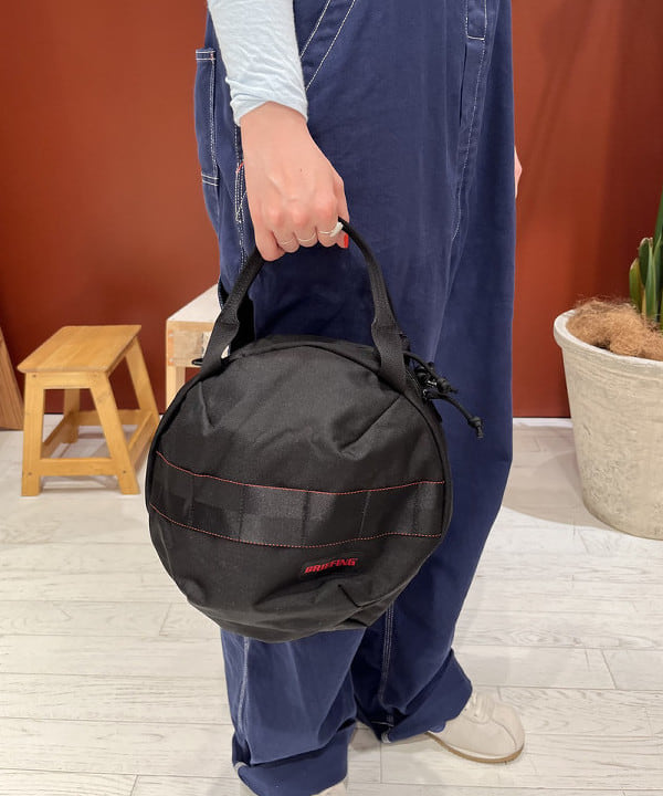 クロサワさんの「BEAMS WOMEN｜BRIEFING &times; BEAMS BOY / 別注 ヘルメット バッグ」を使ったコーディネート