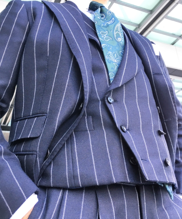 Brilla per il gusto」ヴィンテージモダンなネイビースーツを