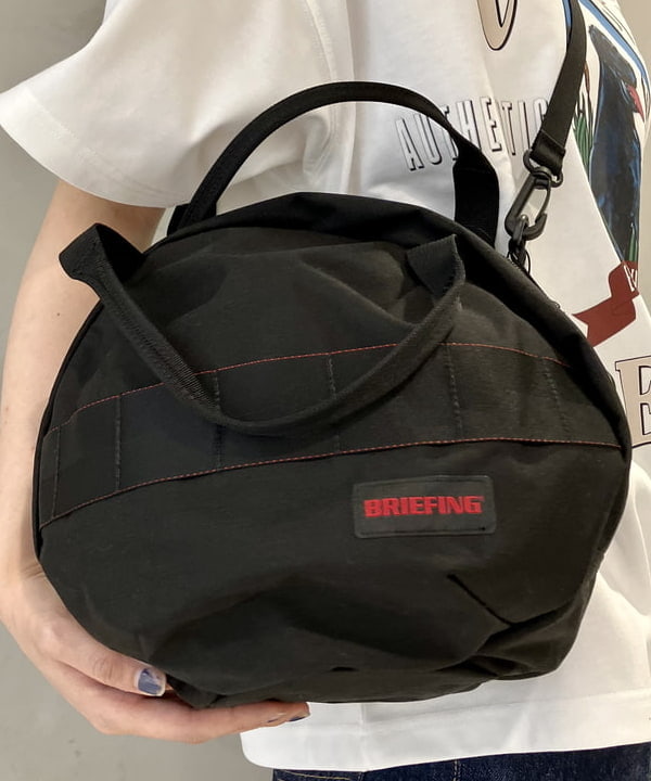 小原 もこさんの「BEAMS WOMEN｜BRIEFING &times; BEAMS BOY / 別注 ヘルメット バッグ」を使ったコーディネート