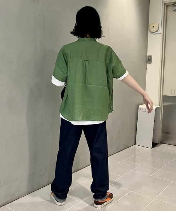 小原 もこさんの「BEAMS WOMEN｜BRIEFING &times; BEAMS BOY / 別注 ヘルメット バッグ」を使ったコーディネート