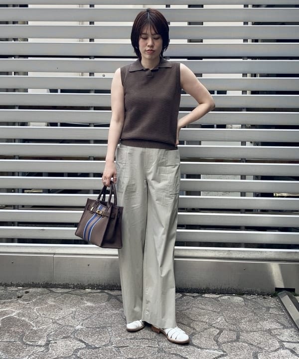 岡 妃呂美さんの「BEAMS WOMEN｜Demi-Luxe BEAMS / コットン リネン リラックス パンツ」を使ったコーディネート