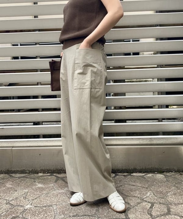 岡 妃呂美さんの「BEAMS WOMEN｜Demi-Luxe BEAMS / コットン リネン リラックス パンツ」を使ったコーディネート