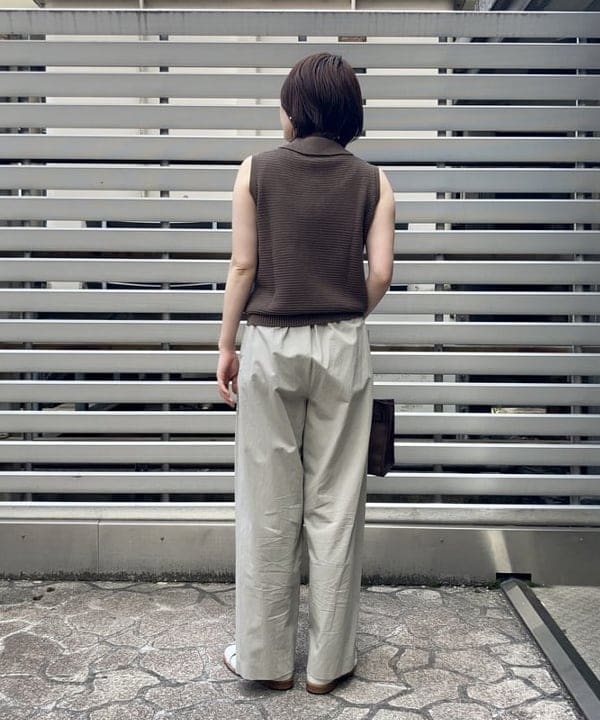 岡 妃呂美さんの「BEAMS WOMEN｜Demi-Luxe BEAMS / コットン リネン リラックス パンツ」を使ったコーディネート