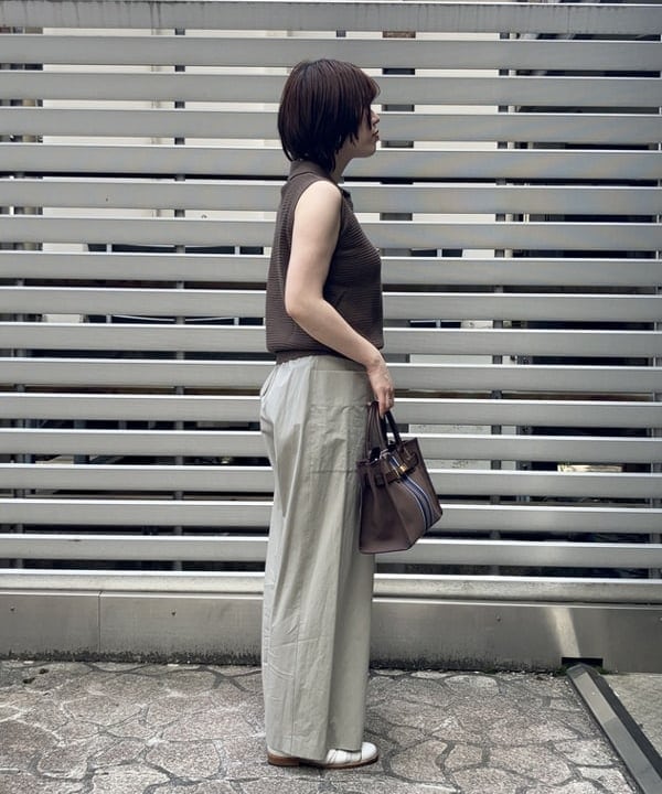 岡 妃呂美さんの「BEAMS WOMEN｜Demi-Luxe BEAMS / コットン リネン リラックス パンツ」を使ったコーディネート