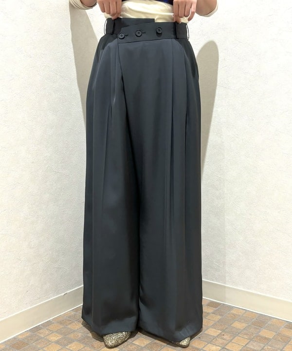 あすかさんの「BEAMS WOMEN｜RBS / アシンメトリー ベルト ラップパンツ」を使ったコーディネート